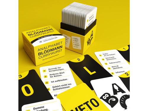 Analphabet Blödmann Currywurst: Box mit ausgelegten Buchstabenkarten, Veto-Karte und Kategoriekarten.
