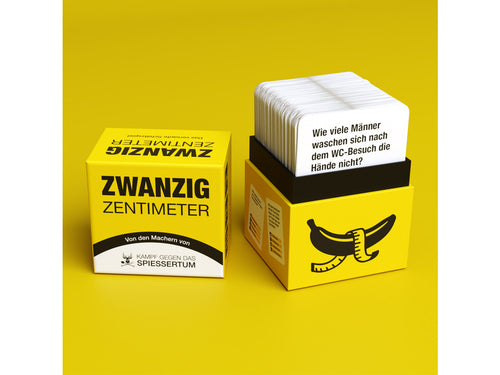 Zwanzig Zentimeter: geöffnete Box mit Fragekarten-Stapel auf gelbem Hintergrund.