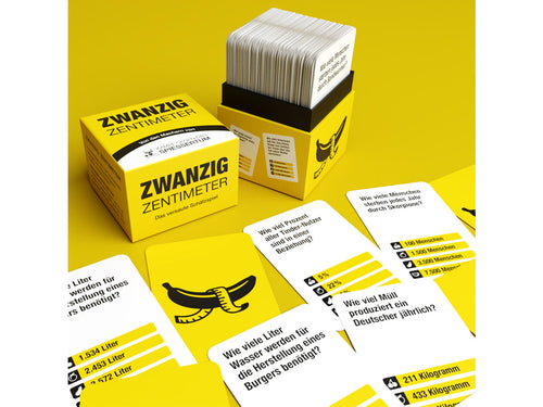 Zwanzig Zentimeter: Box mit ausgelegten Fragekarten und vier Antwortmöglichkeiten.