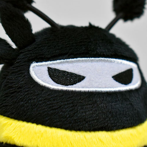 Kampfhummel Plüschtier: Nahaufnahme von Augen und Maske.