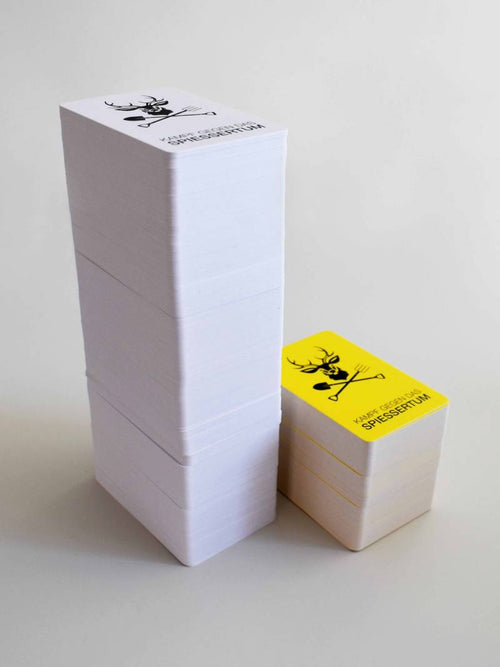 Kampf gegen das Spießertum Familien-Edition: Stapel der 600 Karten neben der Box.